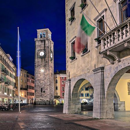 Appartamento Centro Storico Riva - Happy Rentals Luaran gambar